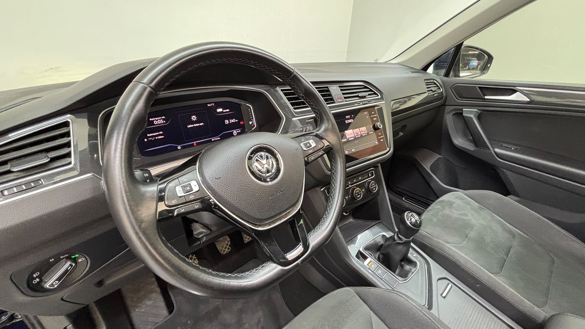 VOLKSWAGEN TIGUAN 24